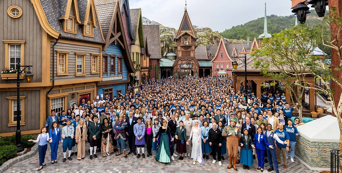 Cast Members and characters pose for a group photo at World of Frozen.